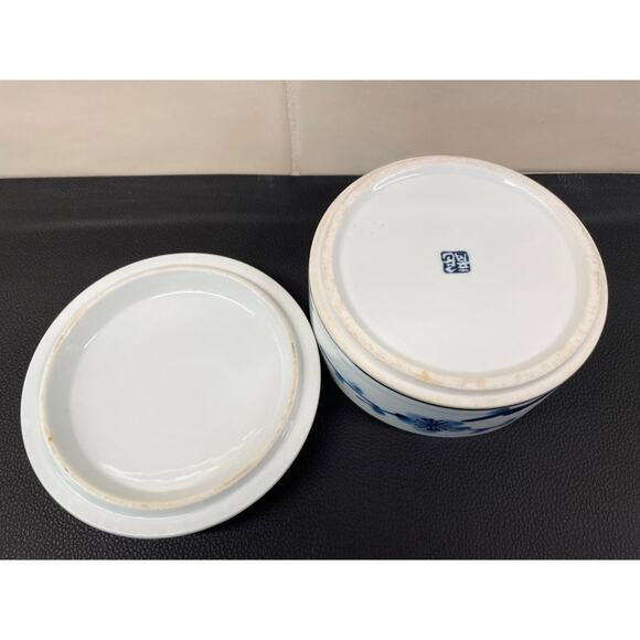 Collection of Blue and White Lidded Dishes Keepsake Boxes - Picture 12 of 12